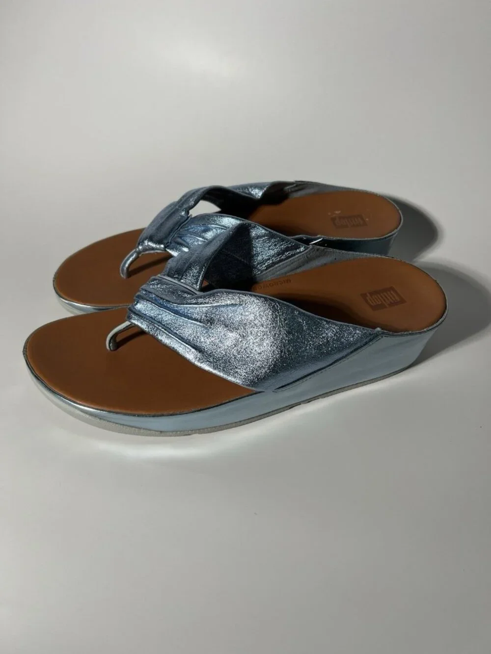 FitFlop Women’s Metallic Light Blue Leather Thong Sandals Size 9